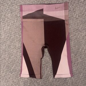 Nike Icon Clash Seamless 8" Training Bike Shorts in Desert Dust